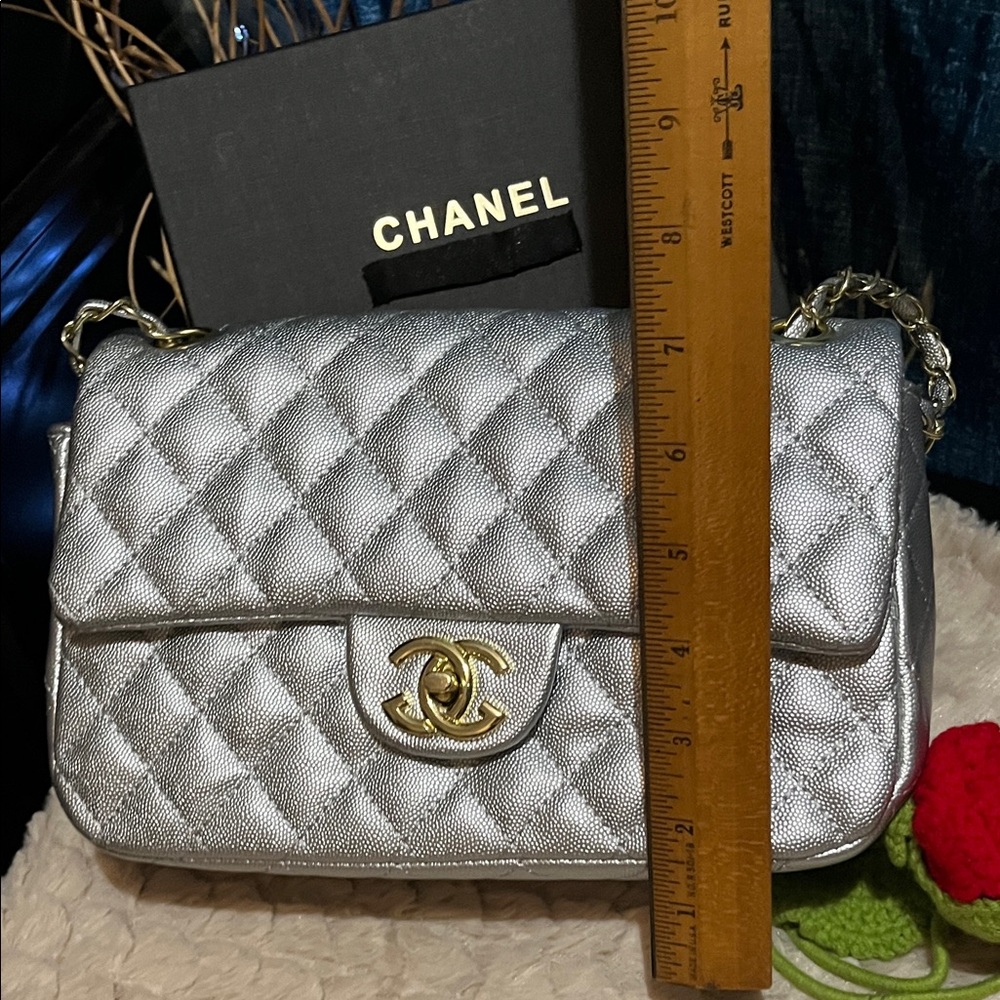 nwt Metallic Silver Quilted Shoulder Bag - Picture 3 of 7